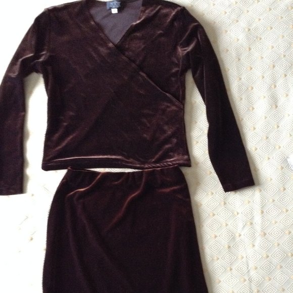 Benelle velvet mini skirt & top set - Picture 2 of 9